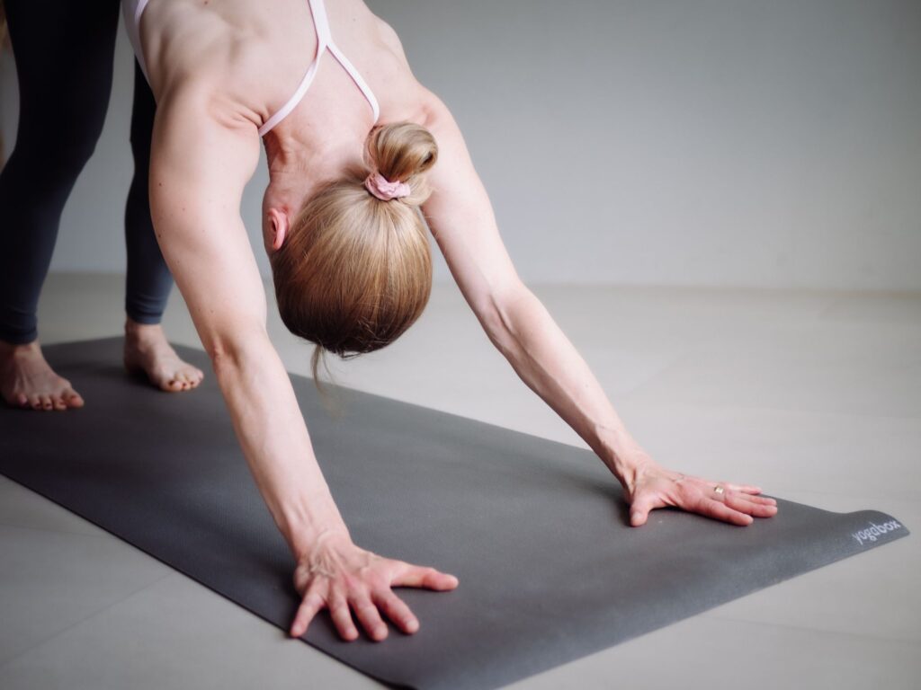 Yogalehrerin Ela Buchholz – Detailaufnahme Herabschauender Hund